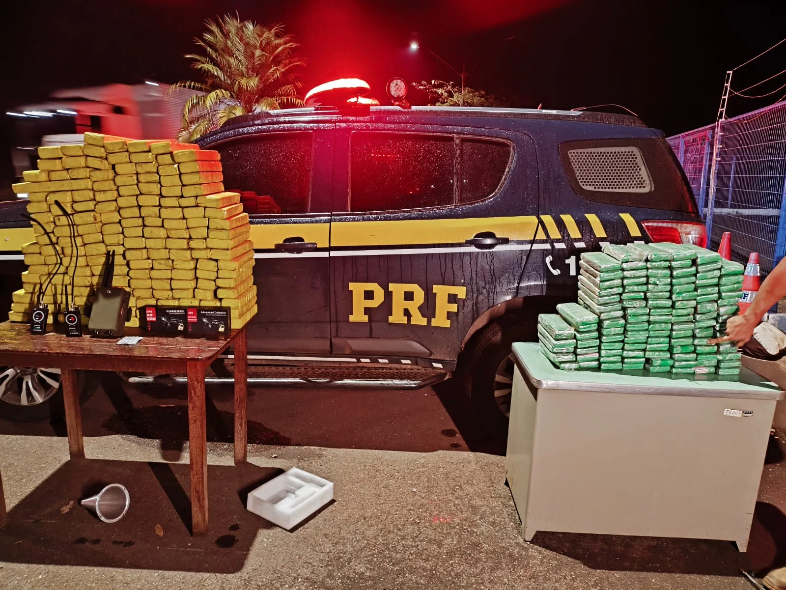 PRF apreende mais de 200 quilos de maconha em duas ações e prende três suspeitos na BR-365 em Patos de Minas